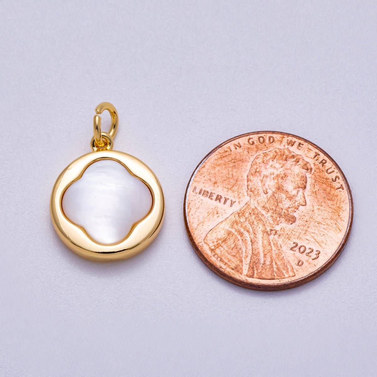 16K Gold Filled 15mm Shell Pearl Lucky Clover Round Charm | Charms-00590