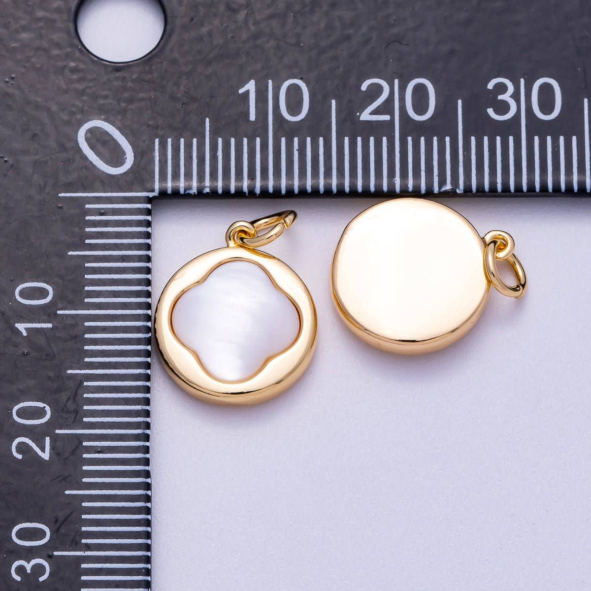 16K Gold Filled 15mm Shell Pearl Lucky Clover Round Charm | Charms-00590